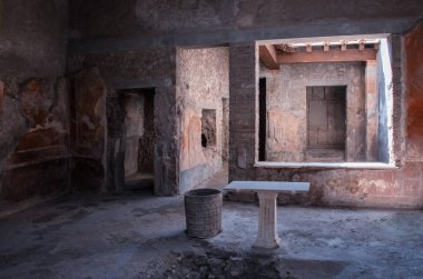 Pompei evde harabe görünümünde. Burası İtalya Eruope'antik tarihi şehir. Taş Masa ve zemin. kapı ve pencere.