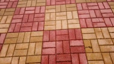 Yolun ortasında Parkı'ndan renkli kaldırım blok 4 k video.