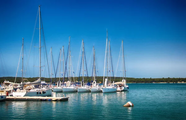 Iates Porto Mar Croácia Pula Água Turquesa Céu Azul Claro — Fotografia de Stock