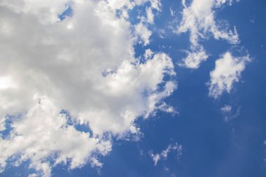 Mavi gökyüzü ve arka plan şablon olarak beyaz bulutlar. Güneşli gün değil. Bu Çek Cumhuriyeti'nde bulunmaktadır.