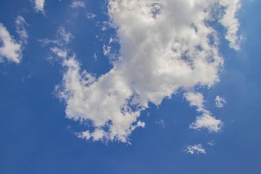 Mavi gökyüzü ve arka plan şablon olarak beyaz bulutlar. Güneşli gün değil. Bu Çek Cumhuriyeti'nde bulunmaktadır.