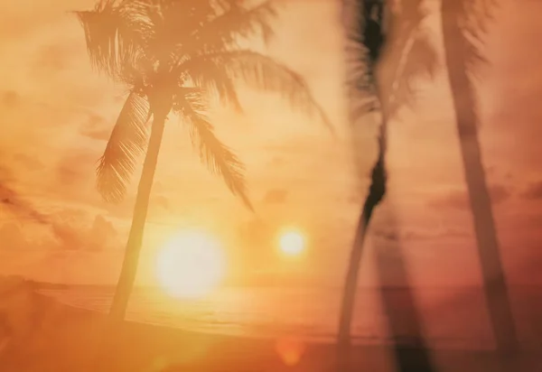 Retro Styl Tło Którym Jest Zachód Słońca Plaży Palmami Jest — Zdjęcie stockowe