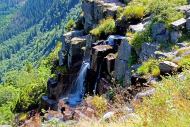 Çek Cumhuriyeti Milli Parkı dev dağların en yüksek şelale. Beutaiful görünümü manzara, büyük şelale ve Nehri Vadisi.