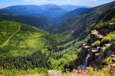 Çek Cumhuriyeti Milli Parkı dev dağların en yüksek şelale. Beutaiful görünümü manzara, büyük şelale ve Nehri Vadisi.