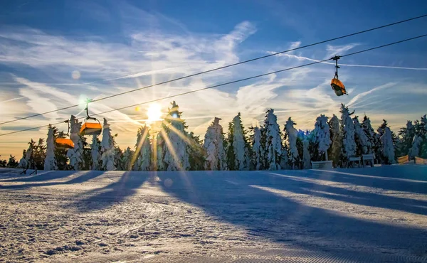 Der Sessellift Den Bergen Gibt Einen Wunderschönen Sonnenaufgang Liegt Erzgebirge — Stockfoto