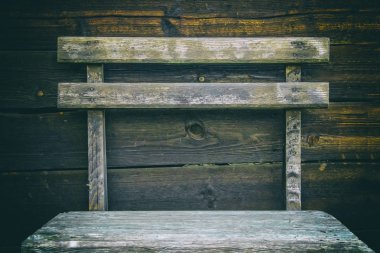 Eski tahtaları çivi ile kahverengi ve siyah renkte bir arka plan olarak yandı. Bunu daha önce bir sandalyeyle standları.