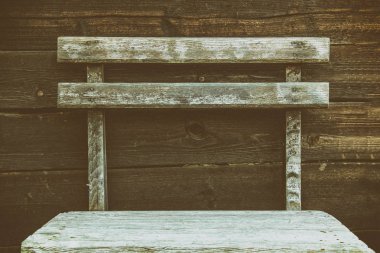 Eski tahtaları çivi ile kahverengi ve siyah renkte bir arka plan olarak yandı. Bunu daha önce bir sandalyeyle standları.