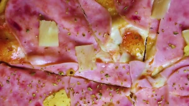 Video Närbild Pizza Hawaii Med Skinka Ost Och Ananas Pizza — Stockvideo