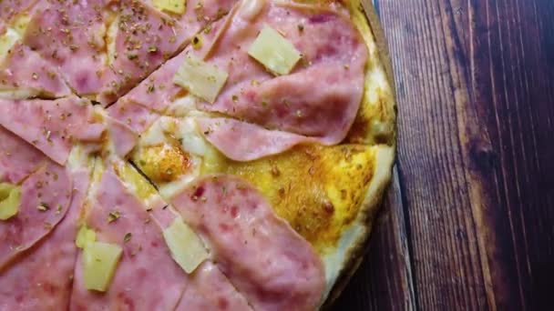 Video Primer Plano Una Pizza Hawaii Con Jamón Queso Piña — Vídeos de Stock