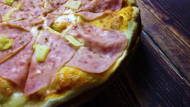 4K video primer plano de una pizza hawaii con jamón, queso y piña . — Vídeos de Stock