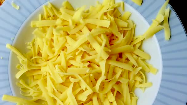 在真实的磨碎奶酪的慢动作视频 — 图库视频影像