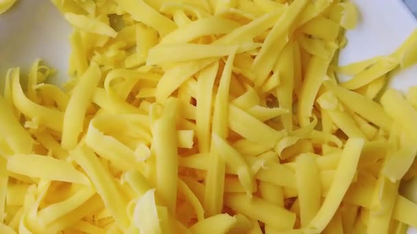 在真实的磨碎奶酪的慢动作视频 — 图库视频影像