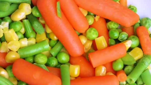Vídeo HD de fresco Ensalada de verduras primer plano en un plato gira . — Vídeos de Stock