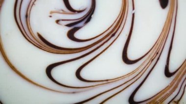 4k donuts bir chocolade içinde dönen video.