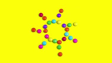 renkli chocolade smarties 4 k video. Onlar güneşte değiştirme ve dans. Daha sonra diğer şekilleri - daire, gülümseme, satırları oluşturur.
