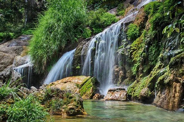 Waterfall El- Nicho in Cuba in the jungle natioanl park. It is situated in Zapata Peninsula, — Stock Photo, Image