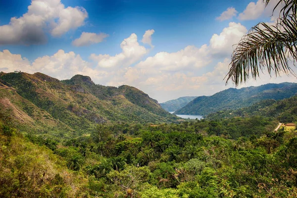 La vista del río y cascada El- Nicho y árboles y montañas en Cuba — Foto de Stock
