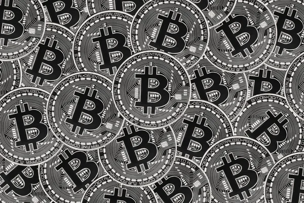 Molte monete d'argento con segno Bitcoin, Si tratta di uno sfondo criptovaluta . — Foto Stock