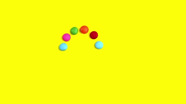 Video Colorati Cioccolatini Intelligenti Stanno Cambiando Sole Ballando Poi Crea — Video Stock