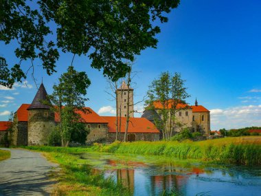 Su Castle Svihov Pilsen Region, Çek Cumhuriyeti, Avrupa içinde yer alır. Orada su kanalı taş castle çevresinde.