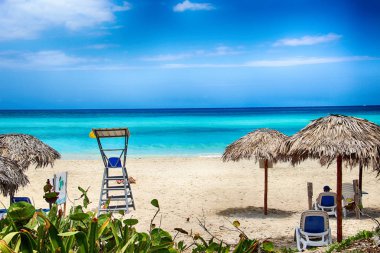 Tyrquis deniz ve okyanus Varadero Kumsalı. Boş uzun plaj vardır. Tropik cennet.