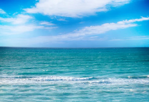 El mar turquesa claro del océano Atlántico en el que son las olas blancas. Arriba está el cielo azul. Está en el Caribe en Cuba . — Foto de Stock