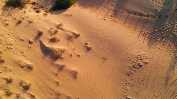 Vídeo aéreo HD de dunas en el desierto de Lompoul en Senegal. Hay una hermosa puesta de sol. La arena es de color dorado . — Vídeo de stock