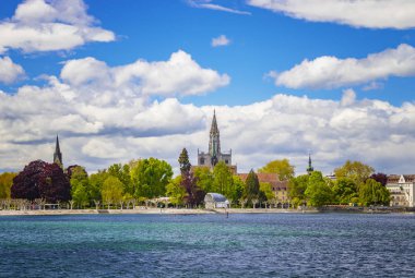 Constance Gölü, Bodensee 'de. Limandaki geminin manzarası. Şehir Almanya ve İsviçre 'de yer almaktadır. Mavi berrak kristal su var.