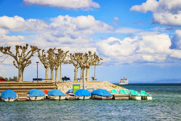 Kota Constance di Danau Constace, Bodensee. Pemandangan pelabuhan dengan taman pohon dan perahu pedal. Kota ini terletak di Jerman dan Swiss. — Stok Foto