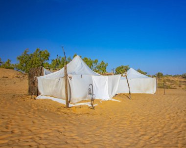 Çöl kampında beyaz çadırlar Lompoul, Senegal, Afrika.