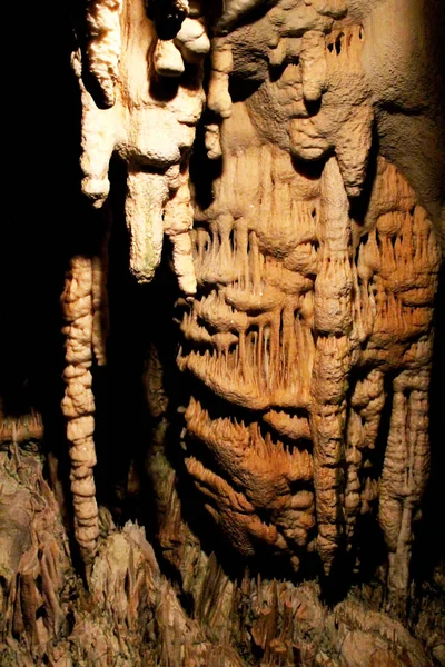 A kőképződés a Postojna-barlang, a szlovén - a Postijnai. — Stock Fotó