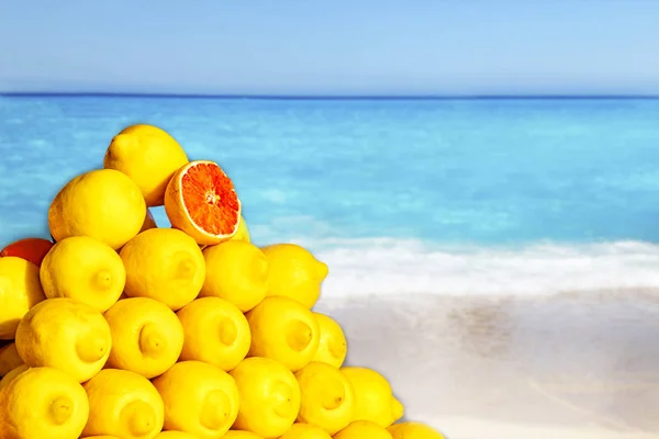 Grandes limões no mercado em Marraquexe, Marrocos. Frutas tropicais amarelas em África. O fundo está desfocado. Há mar claro e praia arenosa . — Fotografia de Stock