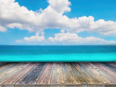Ahşap Pano boş tablo önünde arka plan bulanık. Bu görüntülemek için kullanılan ya da ürün montaj. Sandy beach, kristal deniz ve güneşin olduğu yaz arka planda.