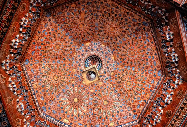 Detalle de la mezquita islámica. Es un antiguo edificio arquitectónico en el centro de la ciudad marroquí. Hay ladrillos rojos. —  Fotos de Stock