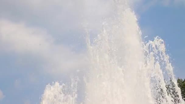 Vídeo de alta definición de Agua salpica desde la fuente en lo alto del aire. En el fondo hay un cielo azul claro. Es el centro de Copenhague . — Vídeo de stock