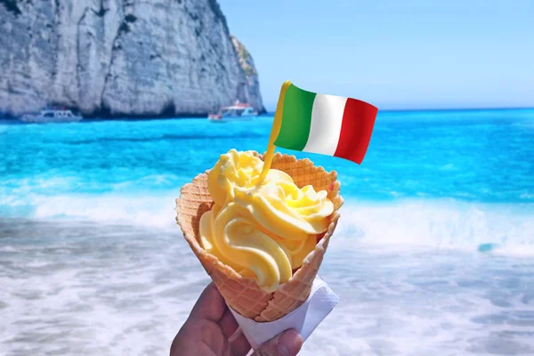 Icecream nei tradizionali colori rosso, bianco e verde della bandiera nazionale italiana. È sfondo di natura tropicale . — Foto Stock