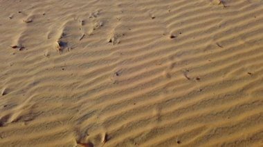 Sahra Çölü, Afrika kum tepeleri üzerinde üst görünümü HD yavaş hareket video. Gün batımında kumda güzel dalgalar var..