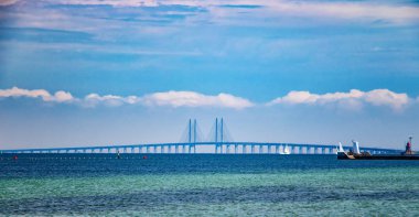 Öresund Köprüsü, Danimarka ve İsveç 'i birbirine bağlıyor. Köprü, birleşik bir demiryolu ve otoyol köprüsü. Kuzey Denizi 'nin güzel bir turkuaz mavisi vardır..