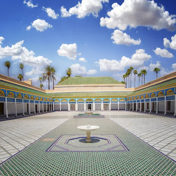 Patio en El Bahia Palace, Marrakech, Marruecos. En el medio hay pequeñas fuentes blancas —  Fotos de Stock