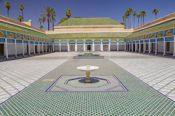 Udvar El Bahia Palace, Marrakech, Marokkó. Középen kis fehér szökőkutak. — Stock Fotó