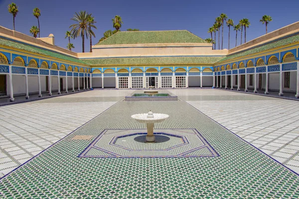 Innenhof des El Bahia Palace, Marrakesch, Marokko. In der Mitte kleine weiße Fontänen lizenzfreie Stockbilder