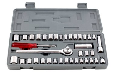 Beyaz arka planda gri bavul içinde el aletleri ayarlayın. Theres bir tornavida ve bir anahtar.