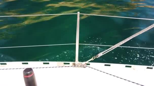 4k Video-Ansicht von einer Jacht auf See in Italien. Der Wind bläst und die Jacht schwimmt in den Wellen. es liegt auf dem Meer vor der Insel Sardinen. — Stockvideo