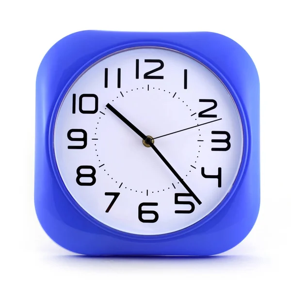 Pequeño reloj despertador azul aislado sobre fondo blanco —  Fotos de Stock