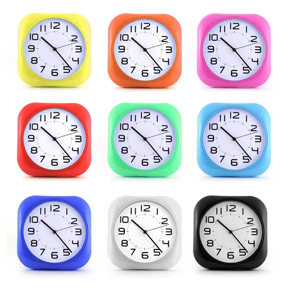 Establecer pequeños relojes de alarma en diferentes colores sobre fondo blanco . —  Fotos de Stock