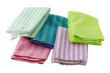 Farklı renklerde mikrofiber toz bezleri. Giysiler beyaz arkaplanda..