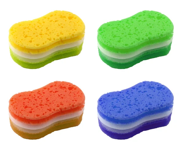 Conjunto de esponjas em cores diferentes para lavar pratos em um fundo branco. A esponja tem uma superfície serrilhada. Pode ser usado para lavagem doméstica e de carro . — Fotografia de Stock