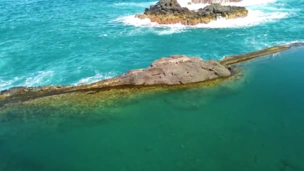 4k video av naturliga vulkaniska lavapool i Seixal. Atlantens vilda vågor bryter ut på Madeiras stränder, Portugal. — Stockvideo