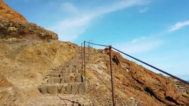 Passeio de vídeo 4K em escadas de pedra na ilha da Madeira, Portugal. Das falésias é uma bela vista das ondas do oceano. É a trilha de Ponta de Sao Lourenco . — Vídeo de Stock