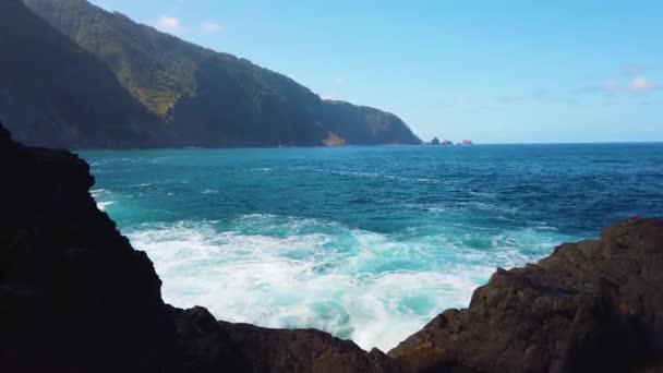 Vídeo 4K do oceano Atlântico selvagem. Grandes ondas que esmagam a costa da ilha da Madeira, Portugal. Grandes ondas quebrando sobre rochas perigosas . — Vídeo de Stock